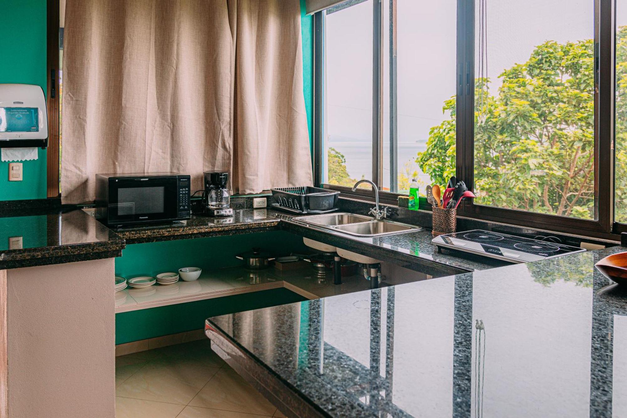 Tinajas Arenal Lakefront Lodge Нуэво-Ареналь Экстерьер фото
