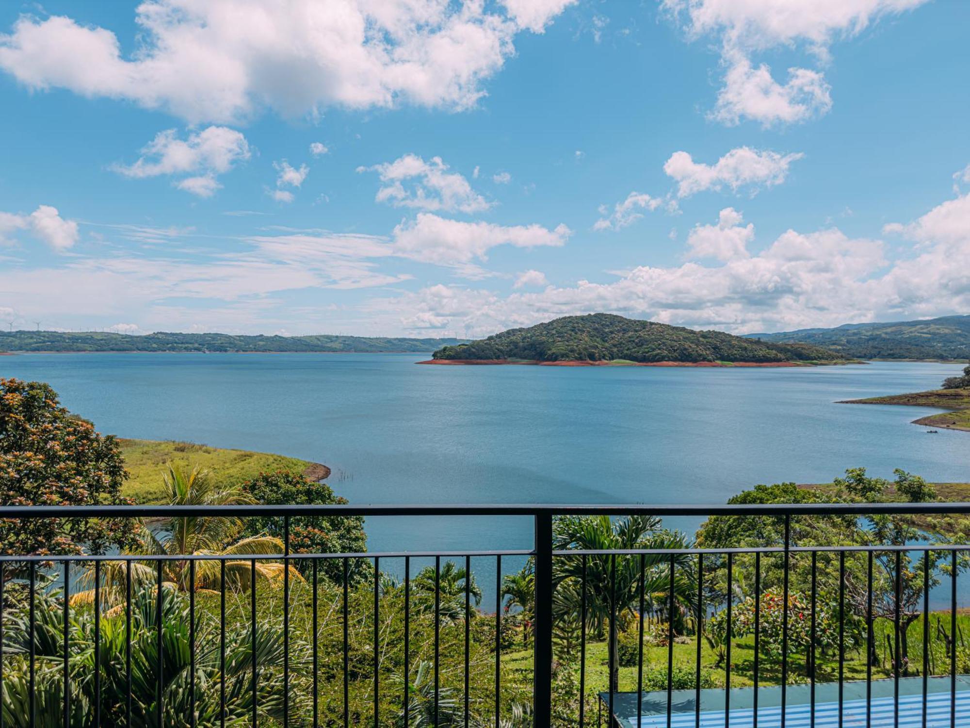Tinajas Arenal Lakefront Lodge Нуэво-Ареналь Экстерьер фото