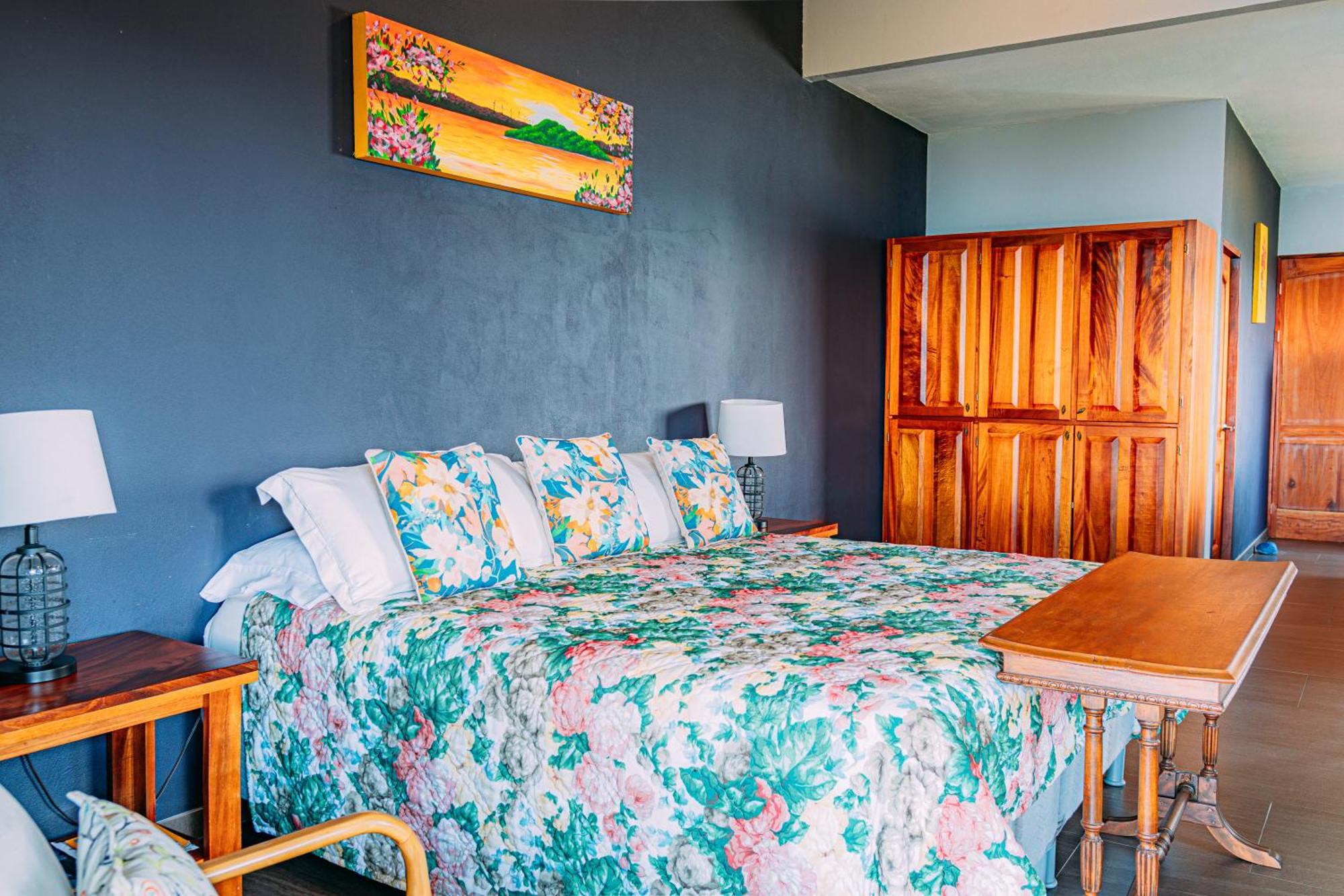 Tinajas Arenal Lakefront Lodge Нуэво-Ареналь Экстерьер фото