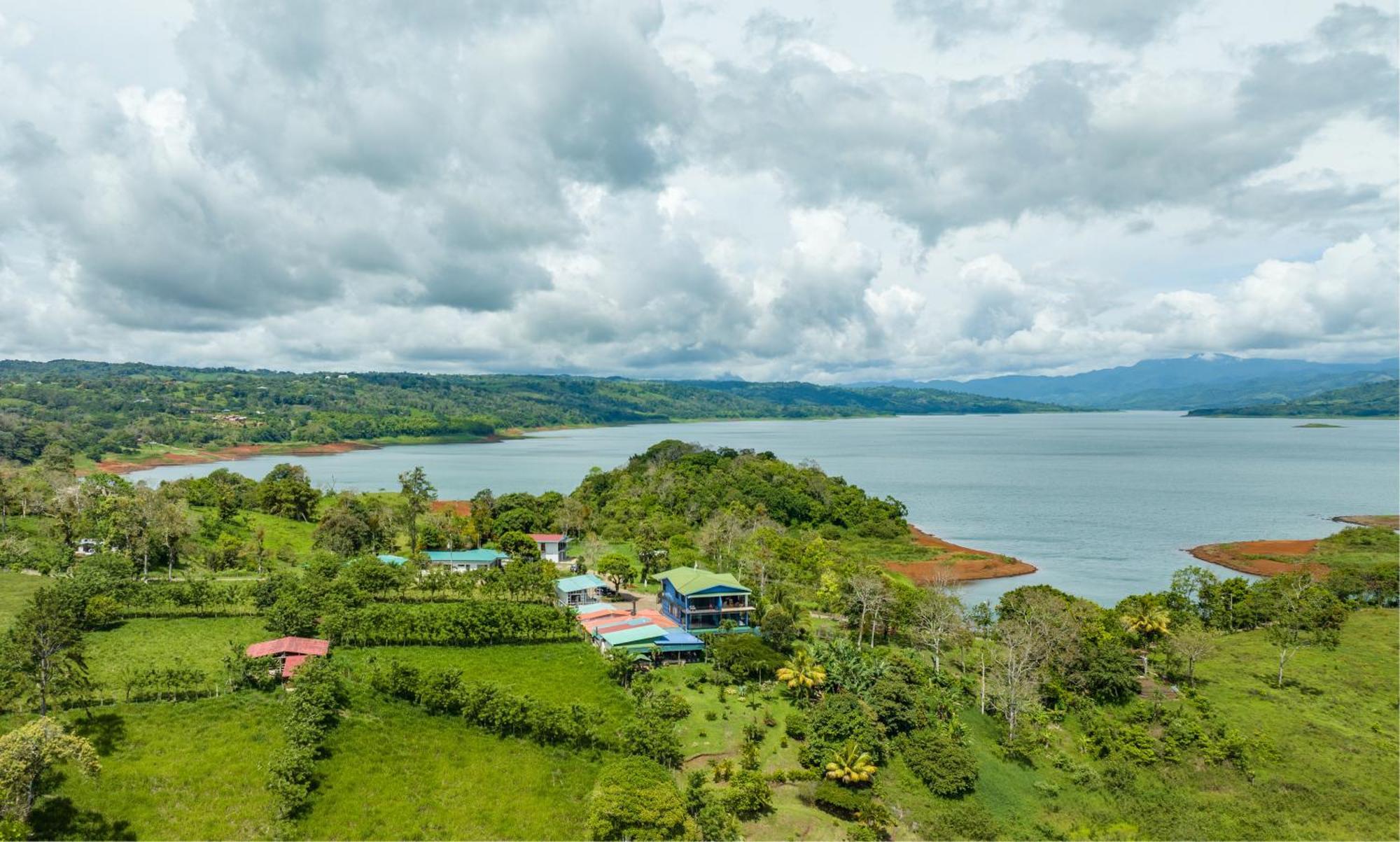 Tinajas Arenal Lakefront Lodge Нуэво-Ареналь Экстерьер фото