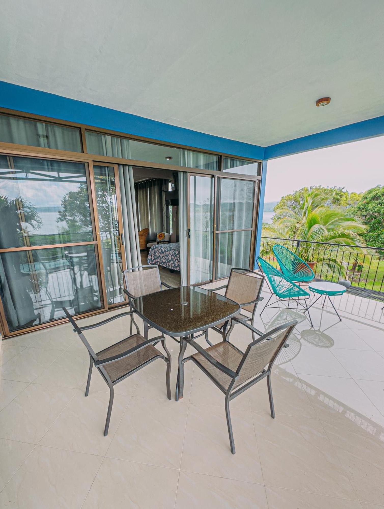 Tinajas Arenal Lakefront Lodge Нуэво-Ареналь Экстерьер фото